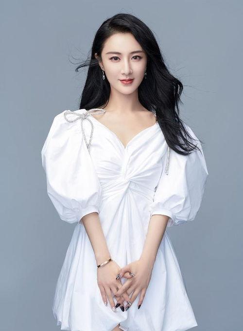 小明星网红代言的服装,潮流服饰引领时尚新潮流