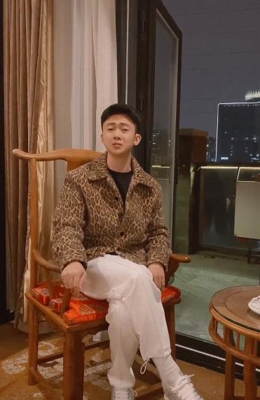 哈萨克族小明星网红,草原新星闪耀网络舞台